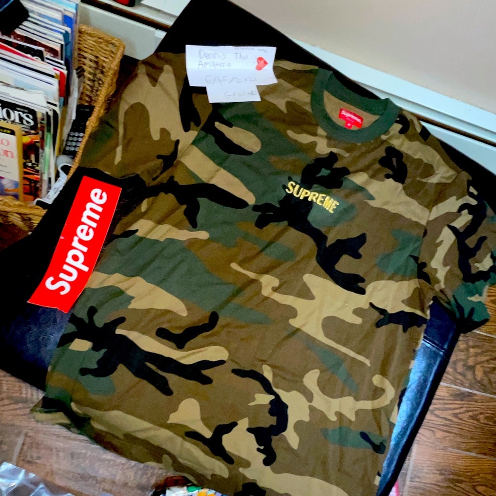 Supreme logo camo size M brand new